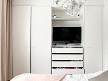 Makuuhuoneessa on kaappitilaa ja kätevät vetolaatikot.