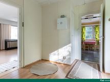 Makuuhuoneesta käynti olohuoneeseen ja keittiön