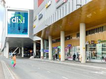 Kaupat löytyvät noin 1km päästä.