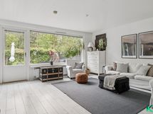 Valoisasta olohuoneesta on käynti suojaisalle pihalle