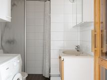 Yläkerran kylpyhuone/wc