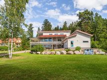 Kaunis, aurinkoinen pihapiiri