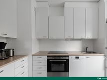 Keittiön liesi, uuni, taso ja allas on vaihdettu muutama vuosi sitten.