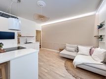 Asunnossa on säädettävä, epäsuora valaistus kattolistojen takana.