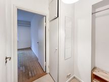 Eteisessä kaappitilaa lisää.