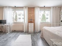 Asunnon länsisiiven kaksi makuuhuonetta on yhdistetty avaraksi 20 m2:n työtilaksi/vierashuoneeksi.