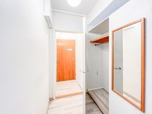 Eteisessä on naulakko ulkovaatteille