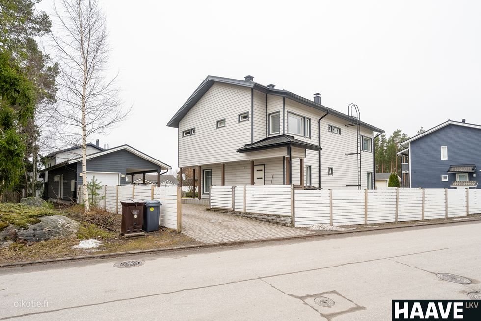 Sammalhuoneenkatu 25, vieressä Kumpareenpuisto