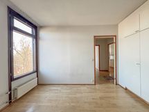 Makuuhuoneessa on mukavasti kaappitilaa.