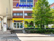 Kodin vieressä palvelee S-market ja Prisma sijaitsee vain noin kilometrin päässä.
