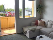 Huone ja käynti parvekkeelle