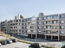 Talonyhtiön pihaa -autotallit