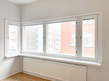 Huoneiston ikkunat ja parveke suuntaavat koilliseen.