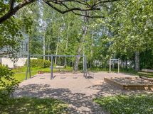 Taloyhtiön asukkaita hemmotellaan hienoilla yhteiskäytössä olevilla piha-alueilla.