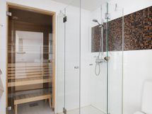 Kylpyhuone 1, oma sauna