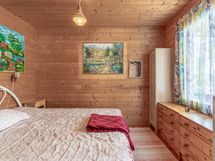 Päämökin makuuhuone, josta ikkuna järvelle