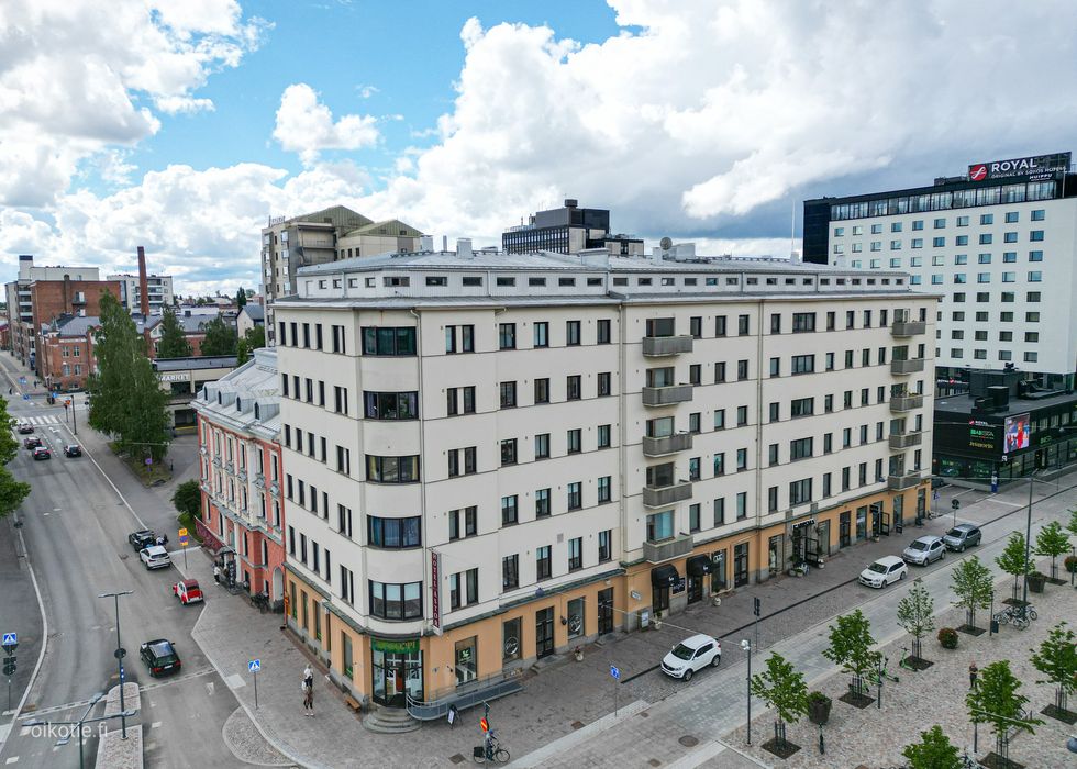 V. 1939 rakennettu funkkistalo Asemakadun ja Hovioikeudenpuistikon kulmassa