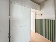 Eteisessä on kaappitilaa.