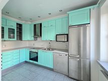 Asunnossa on hyvin varusteltu keittiö.