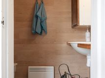 Piharakennuksen huoneen yhteydessä wc