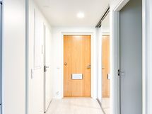 Eteisessä säilytystilana tilava peilikaappi.