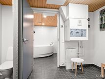 Pukuhuone tila sekä wc  taloyhtiön sauna/poreallas.