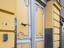 Upea vanha puuportti johtaa sisäpihalle