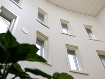 Kaareva seinä ikkunoineeen