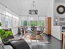 Iso ja upea ruokailutila