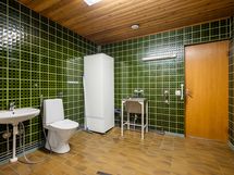 Reilun kokoisessa kylpyhuoneessa on hyvin tilaa pyykkitornille.