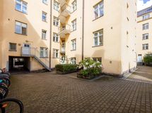 Sisäpihalla on pyörille paikat