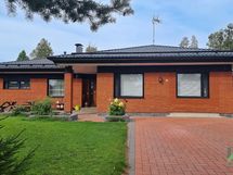 Julkisivu kadulle kesällä