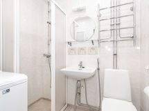 Kylpyhuoneessa on pesukone