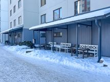 Taloyhtiössä viihtyisä piha-alue.