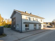 Rakennus tieltä kuvattuna