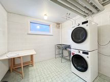 Taloyhtiössä on sauna ja myös pesutupa, jossa uudehkot koneet.