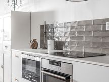 Keittiö on remontoitu laadukkaita materiaaleja käyttäen.