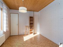 Alakerran toinen makuuhuone