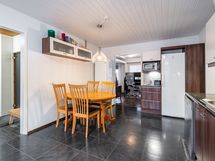 Keittiöstä on kulku kodinhoitohuoneeseen, olohuoneeseen ja eteiseen