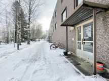 Pistokkeettomia autopaikkoja löytyy pihasta ja ne ovat asukkaiden vapaassa käytössä.