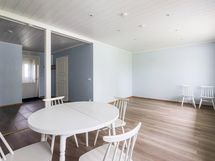 Olohuone, taustalla keittiö ja eteinen