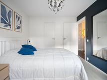 1/2 makuuhuone. Tämän makuuhuoneen yhteydessä tilava vaatehuone.