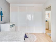 Makuuhuoneessa tilava vaatekaappi