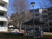 Piha-alue; istuinryhmä kohdetalo vasemmalla