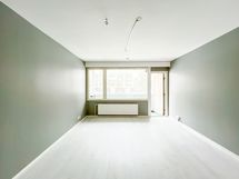 Olohuoneen yhteydessä on lasitettu parveke