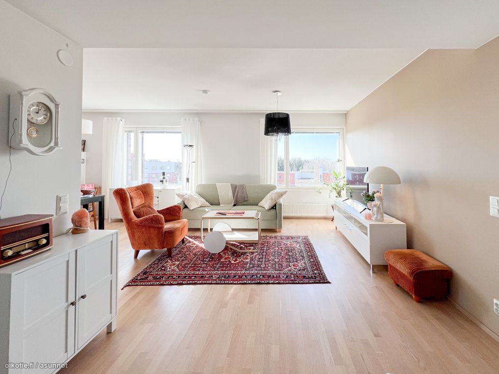 Valoisa ylimmän kerroksen koti. Huoneiston osalta on tonttiosuus lunastettu omaksi.