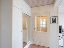 Näkymä eteisestä sisäänkäynnin suuntaan