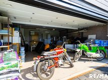 Autotalli talon alakerrassa