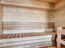 Ullakolla sijaitsevan talosaunan löylyhuone