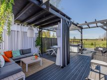 100 m2 aurinkoinen osittain katettu terassi